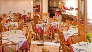 2 restoran; sarapan dan makan malam dihidangkan