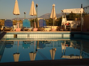 Outdoor pool, pool umbrellas, sun loungers - Maria Flora Apartments (Hersonissos)