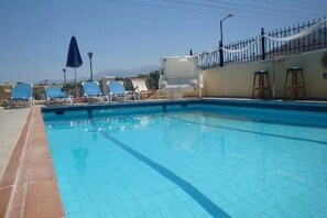 Outdoor pool, pool umbrellas, sun loungers - Maria Flora Apartments (Hersonissos)