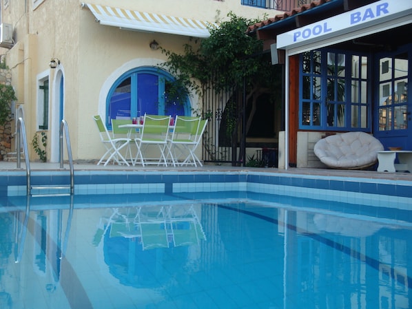 Outdoor pool, pool umbrellas, sun loungers - Maria Flora Apartments (Hersonissos)