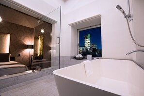 客房, 非吸煙房 (Patio) | 浴室 | 獨立浴缸和淋浴設備、免費盥洗用品、吹風機、拖鞋