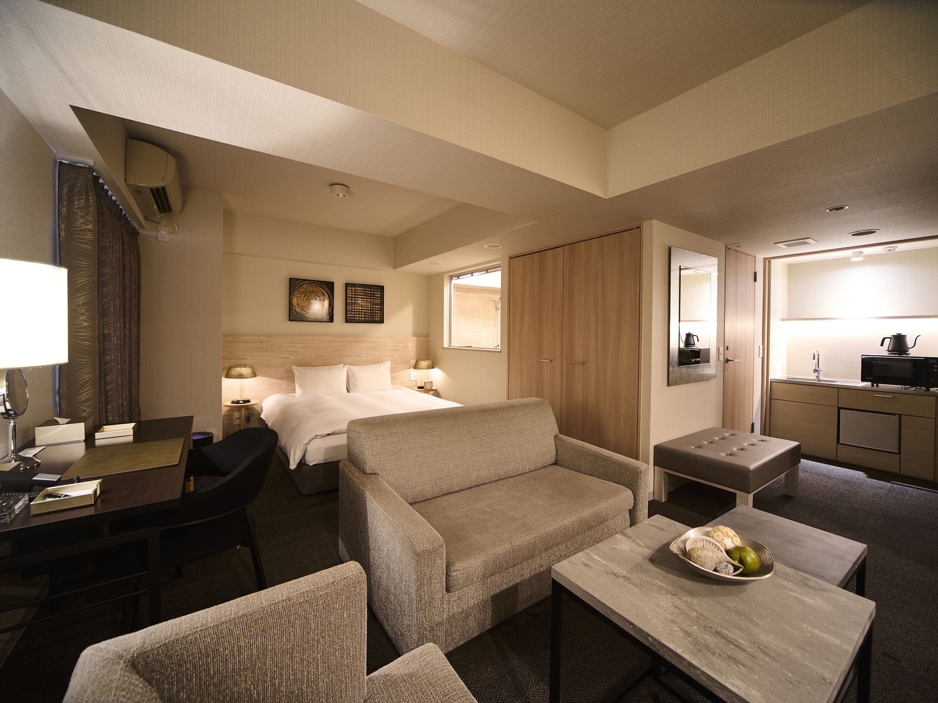 luxury double room, non smoking | in-room safe, individually decorated, individually furnished, desk