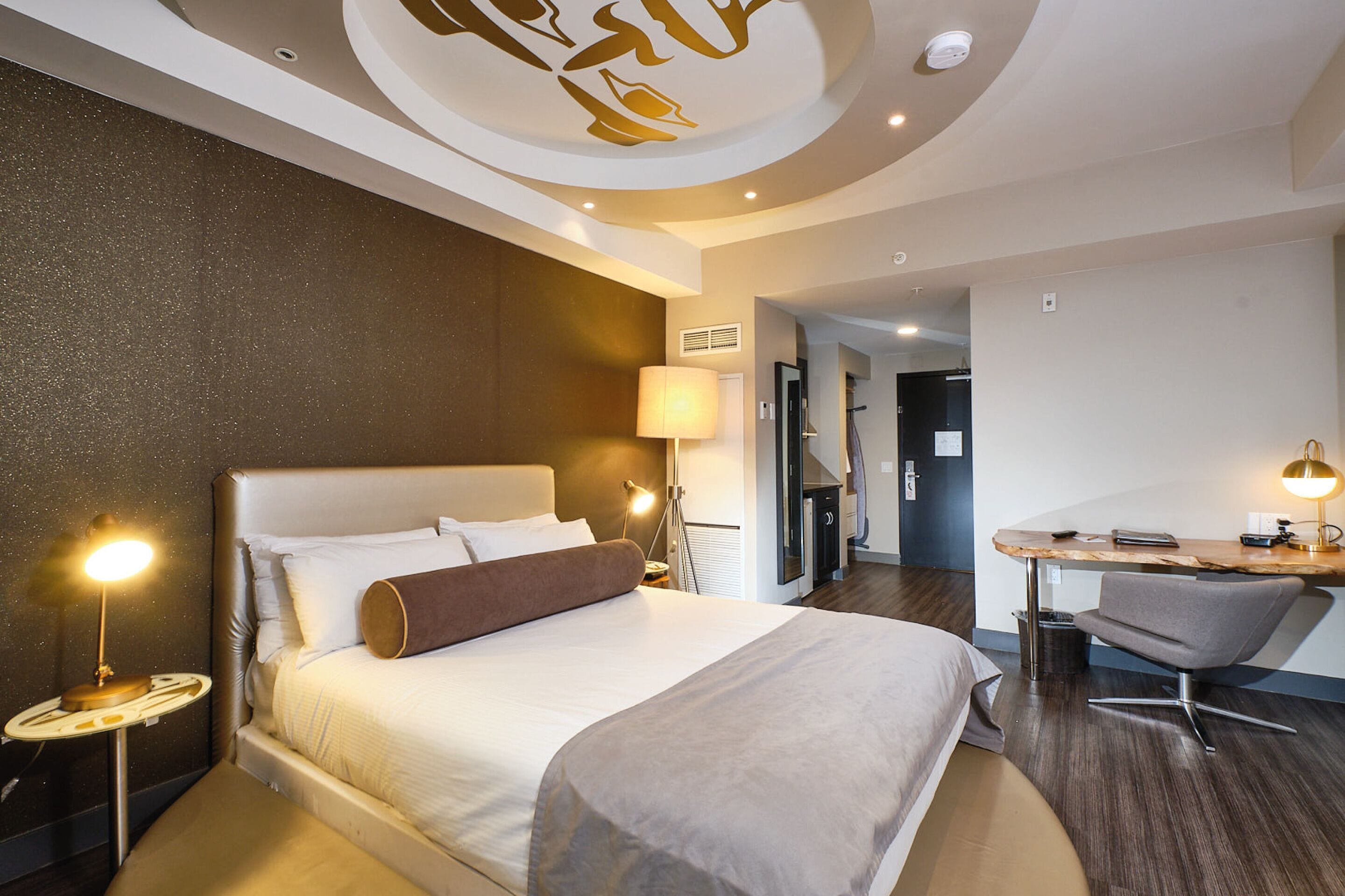 Deluxe Room, 1 Queen Bed | Premium bedding, down duvets, in-room safe, individually decorated