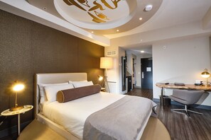 Deluxe Room, 1 Queen Bed | Premium bedding, down comforters, in-room safe, individually decorated