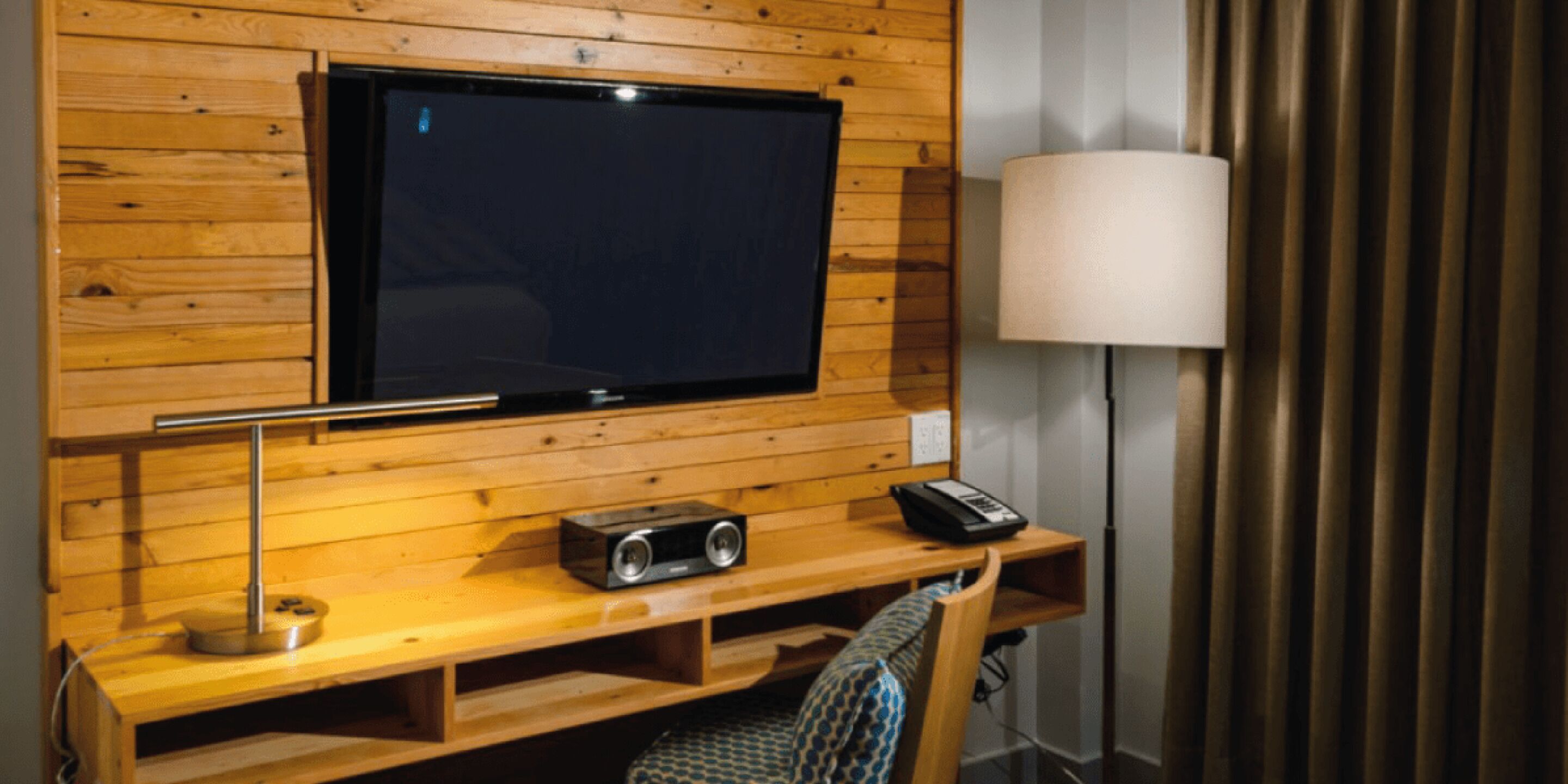 deluxe room, 1 queen bed | 1 bedroom, premium bedding, down duvets, in-room safe