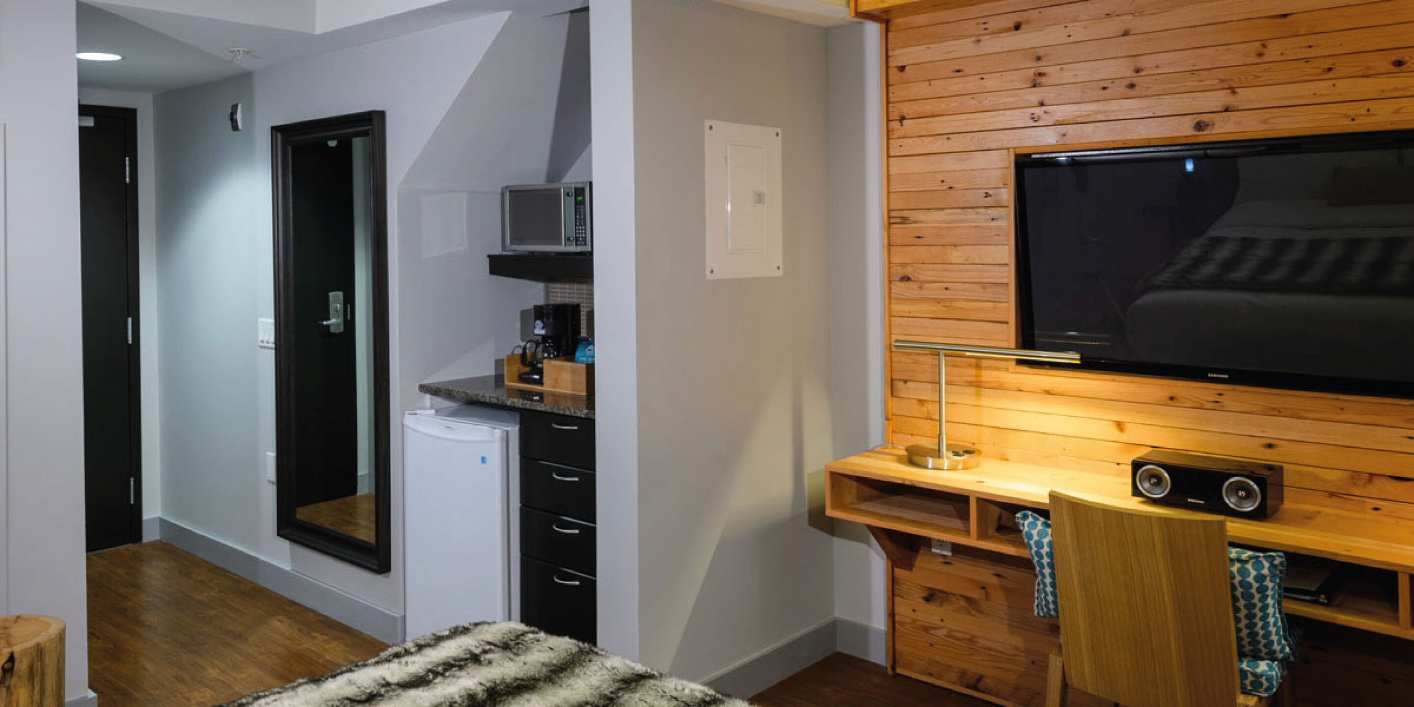 deluxe room, 1 queen bed | 1 bedroom, premium bedding, down duvets, in-room safe