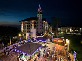 숙박 시설 정면 - 저녁/밤