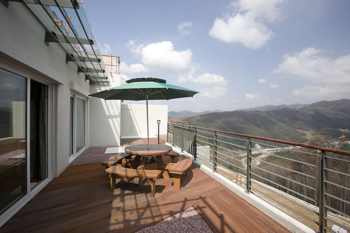 Escritorio, internet por cable gratis y ropa de cama