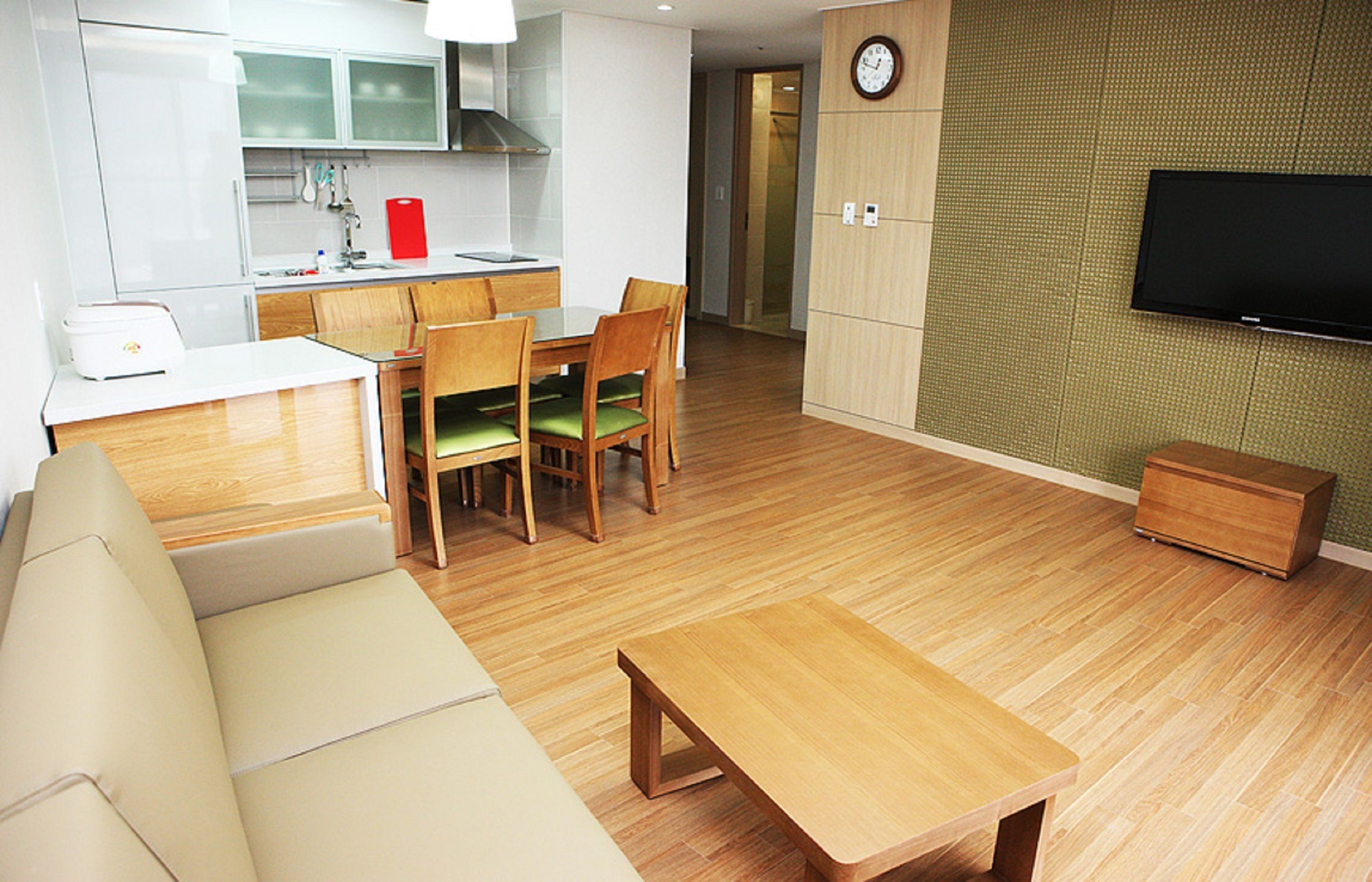 Desk, free wired internet, bed sheets