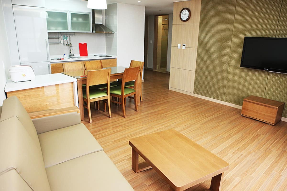 Escritorio, internet por cable gratis y ropa de cama