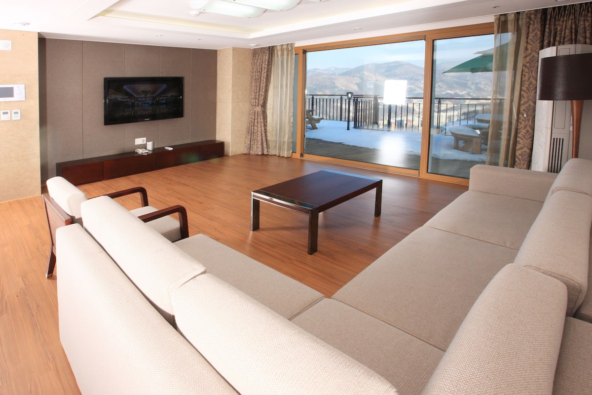 Mountain Terrace Suite