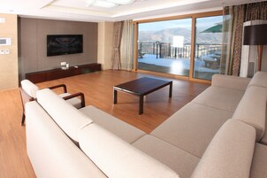 Meja kerja, Internet kabel gratis, dan seprai linen