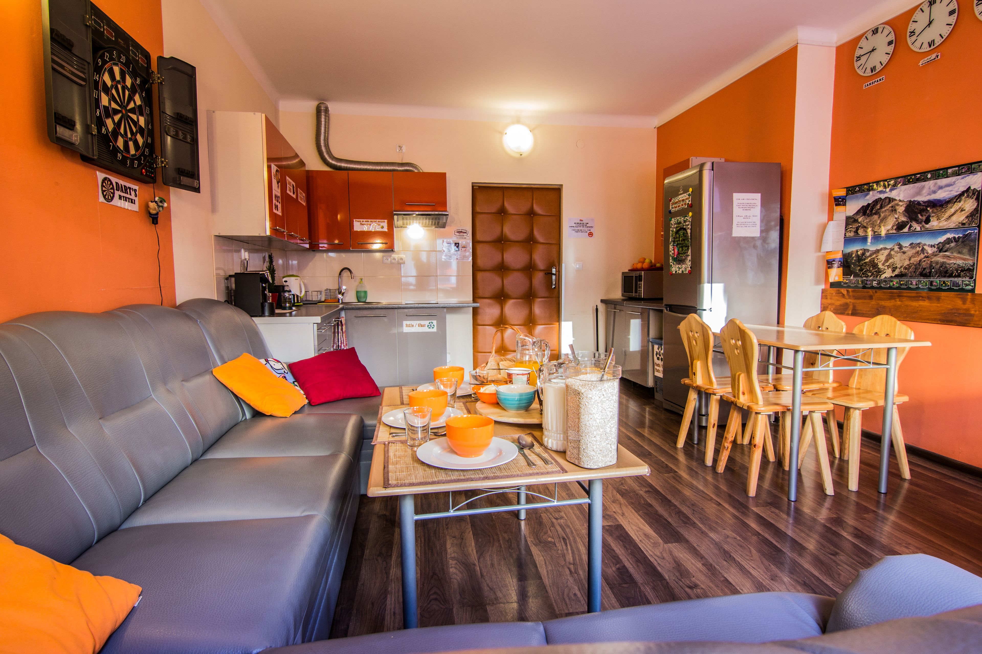 Dilengkapi dengan perabotan berbeda-beda dan tirai kedap cahaya