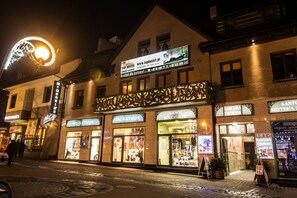 Front of property – evening/night - Top Hostel (Zakopane)