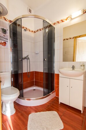 Quadruple Room, Private Bathroom | Bathroom | Shower, hair dryer, towels - Top Hostel (Zakopane)