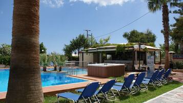 2 piscines extérieures, parasols de plage, chaises longues