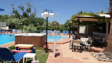 Bar accanto alla piscina