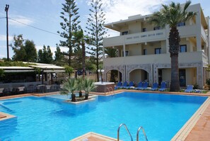 2 outdoor pools, pool umbrellas, sun loungers - Sunny Suites (Platanias)