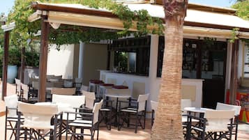 Bar junto a la piscina