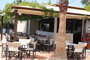 Bar junto a la piscina