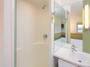 Douche, articles de toilette écologiques, serviettes fournies