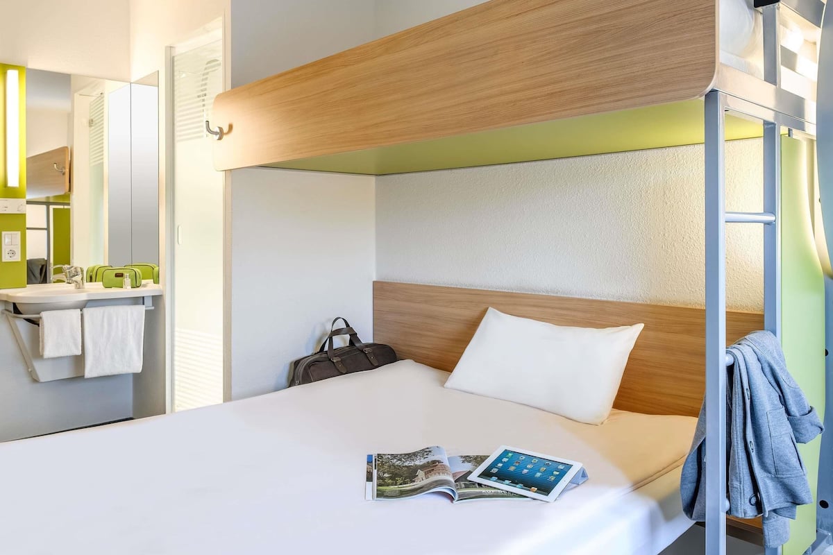 Quarto casal | Escrivaninha, berços grátis, Wi-Fi de cortesia, roupa de cama