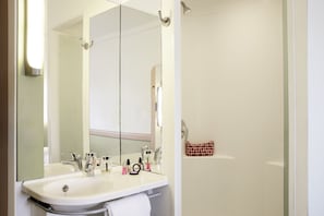 Shower, perlengkapan kamar mandi ramah lingkungan, dan handuk