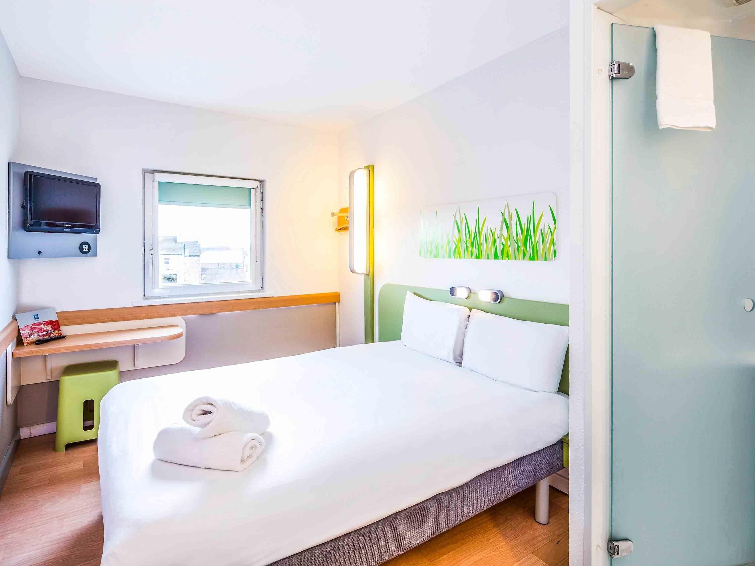Quarto casal, 1 cama de casal | Escrivaninha, berços grátis, Wi-Fi de cortesia, roupa de cama