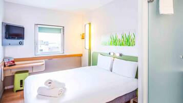 Quarto casal, 1 cama de casal | Escrivaninha, berços grátis, Wi-Fi de cortesia, roupa de cama