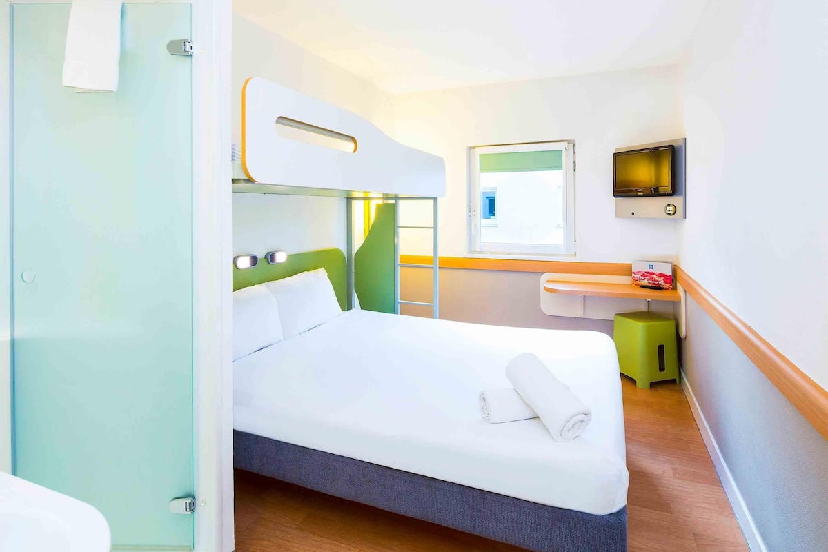 Double Room | Desk, cribs (free), WiFi (free), bed sheets