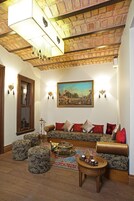 Un soggiorno con soffitto in mattoni, un quadro di grandi dimensioni e arredi tradizionali.