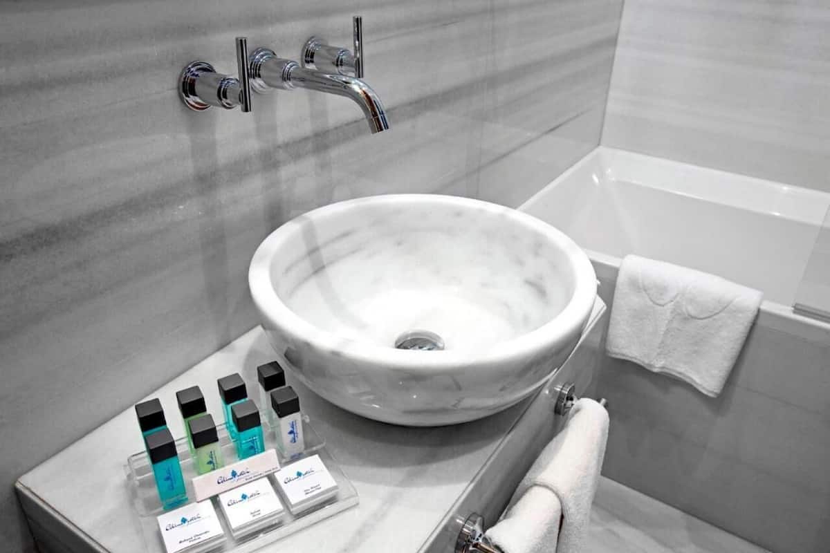 Duş/küvet kombinasyonu, derin küvet, geniş duş başlığı