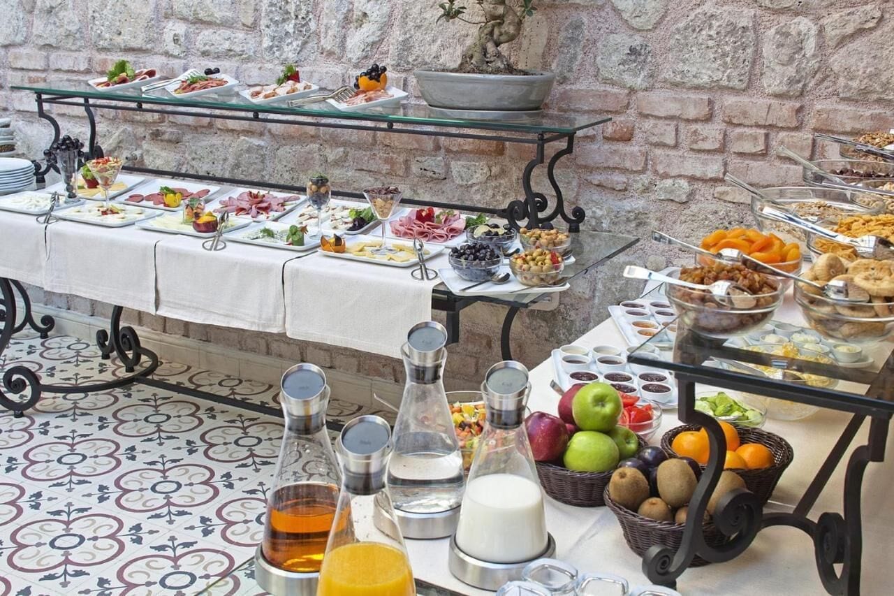 Una mesa de buffet con diversos alimentos y salsas.