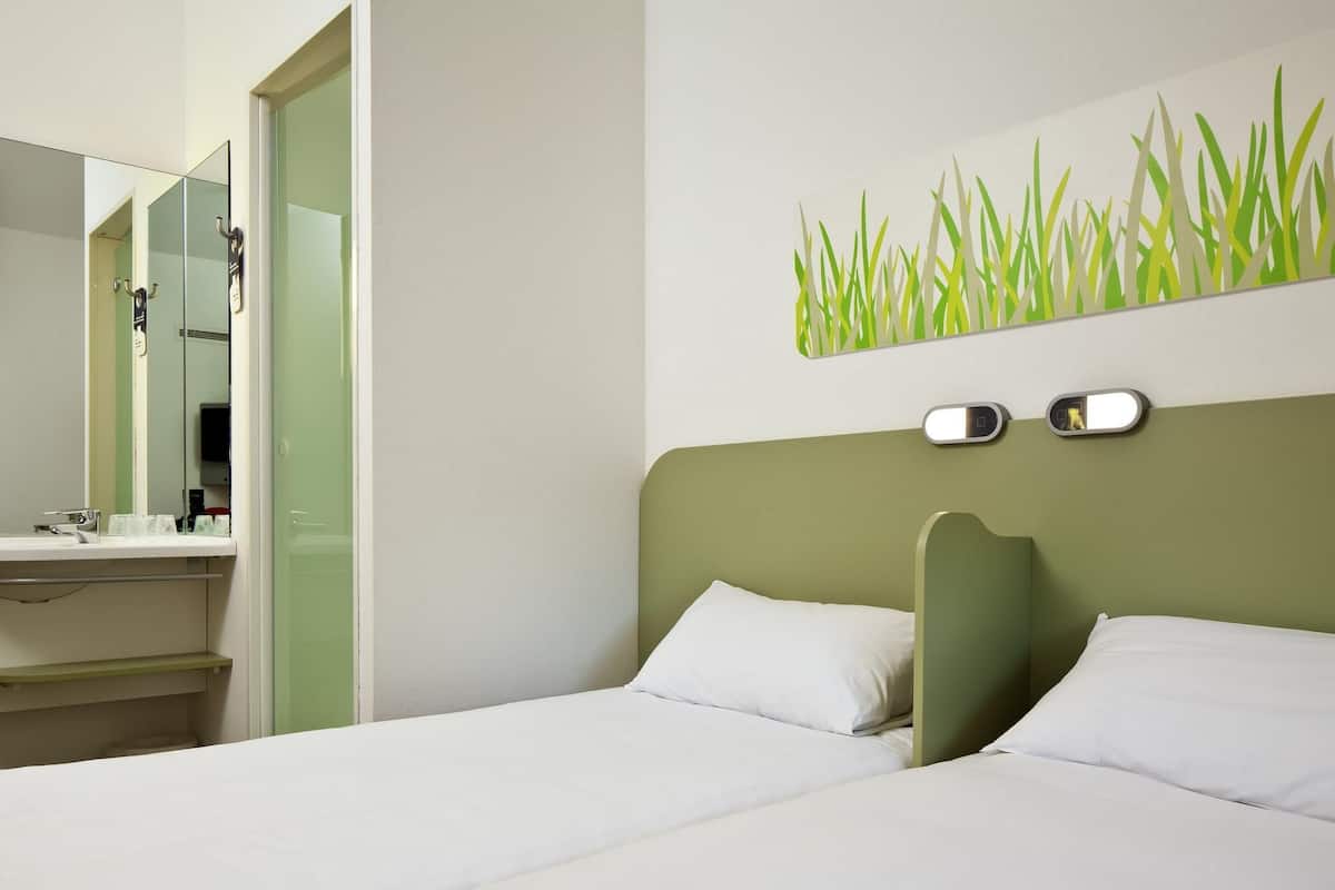 Twin Room, 2 Twin Beds | Desk, free WiFi, bed sheets