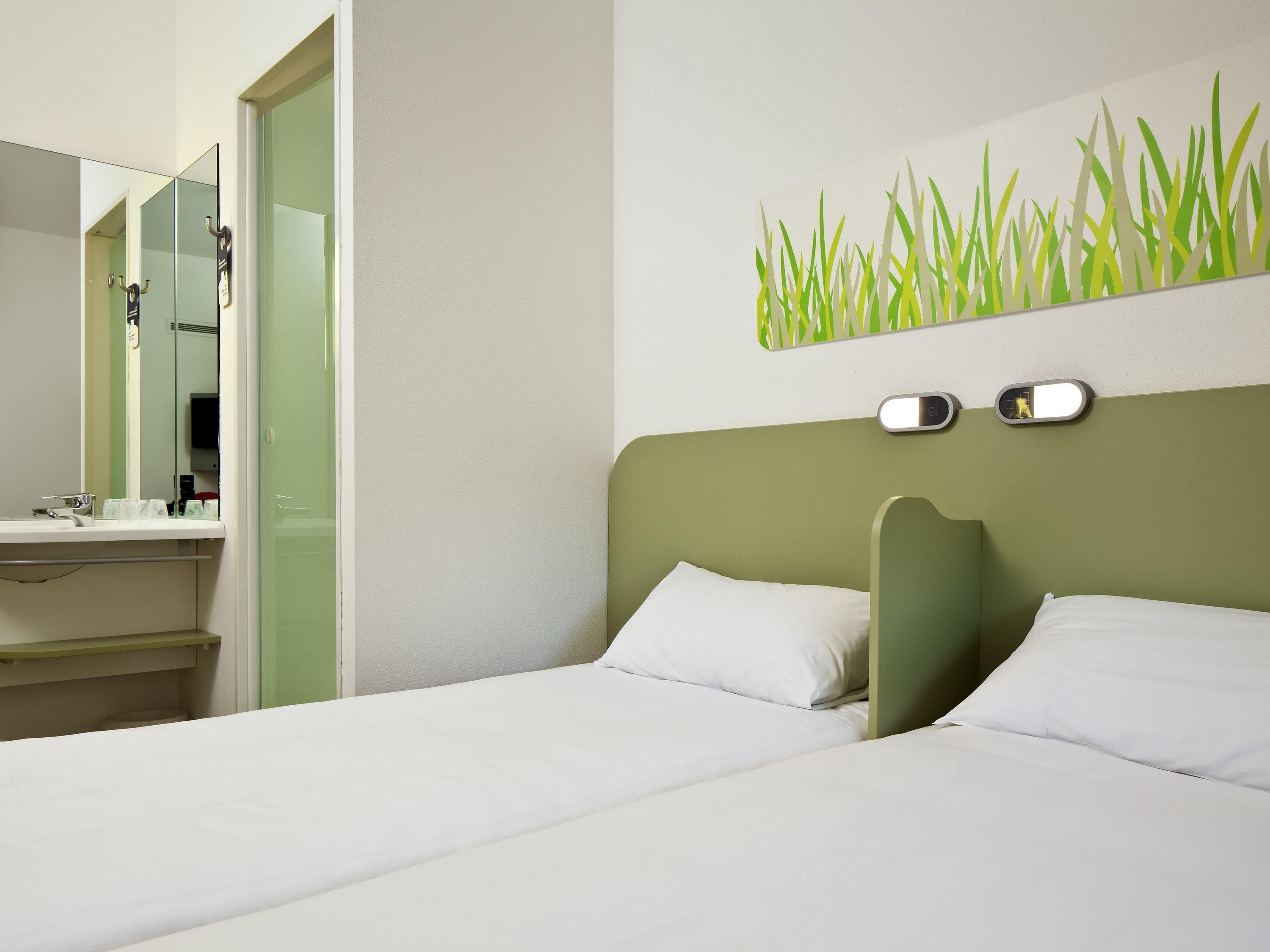 Twin Room, 2 Twin Beds | Desk, free WiFi, bed sheets