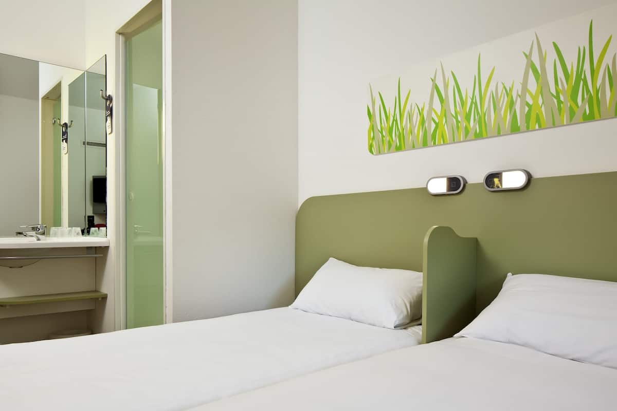 Escritorio, wifi gratis y ropa de cama