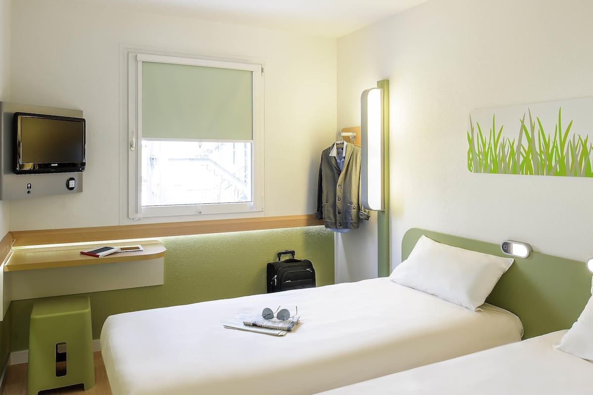 Escritorio, wifi gratis y ropa de cama