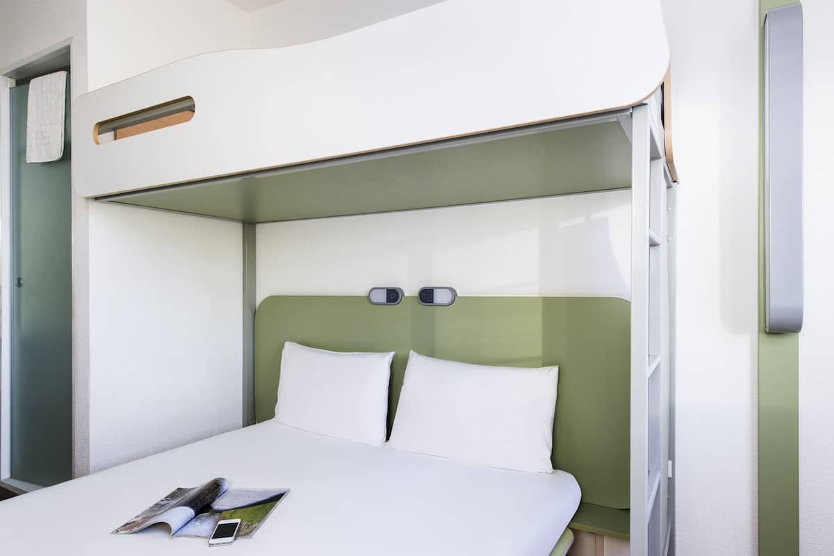 Escritorio, tabla de planchar con plancha, wifi gratis y ropa de cama