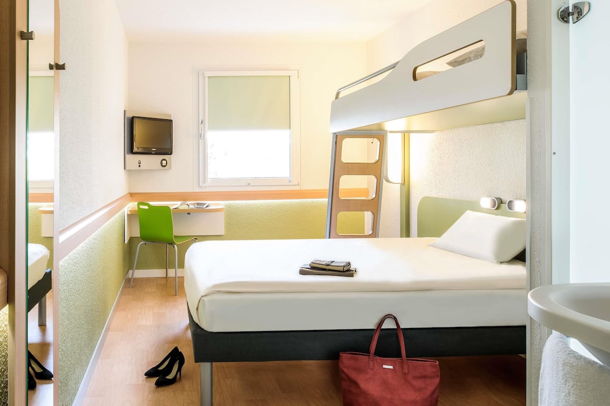 Quarto triplo | 1 quarto, escrivaninha, ferros/tƔbuas de passar roupa, Wi-Fi de cortesia