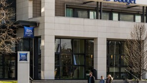 Un edificio moderno con el letrero "ibis budget", que indica un hotel económico.