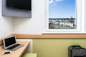 Bureau, fer et planche à repasser, Wi-Fi gratuit, draps fournis