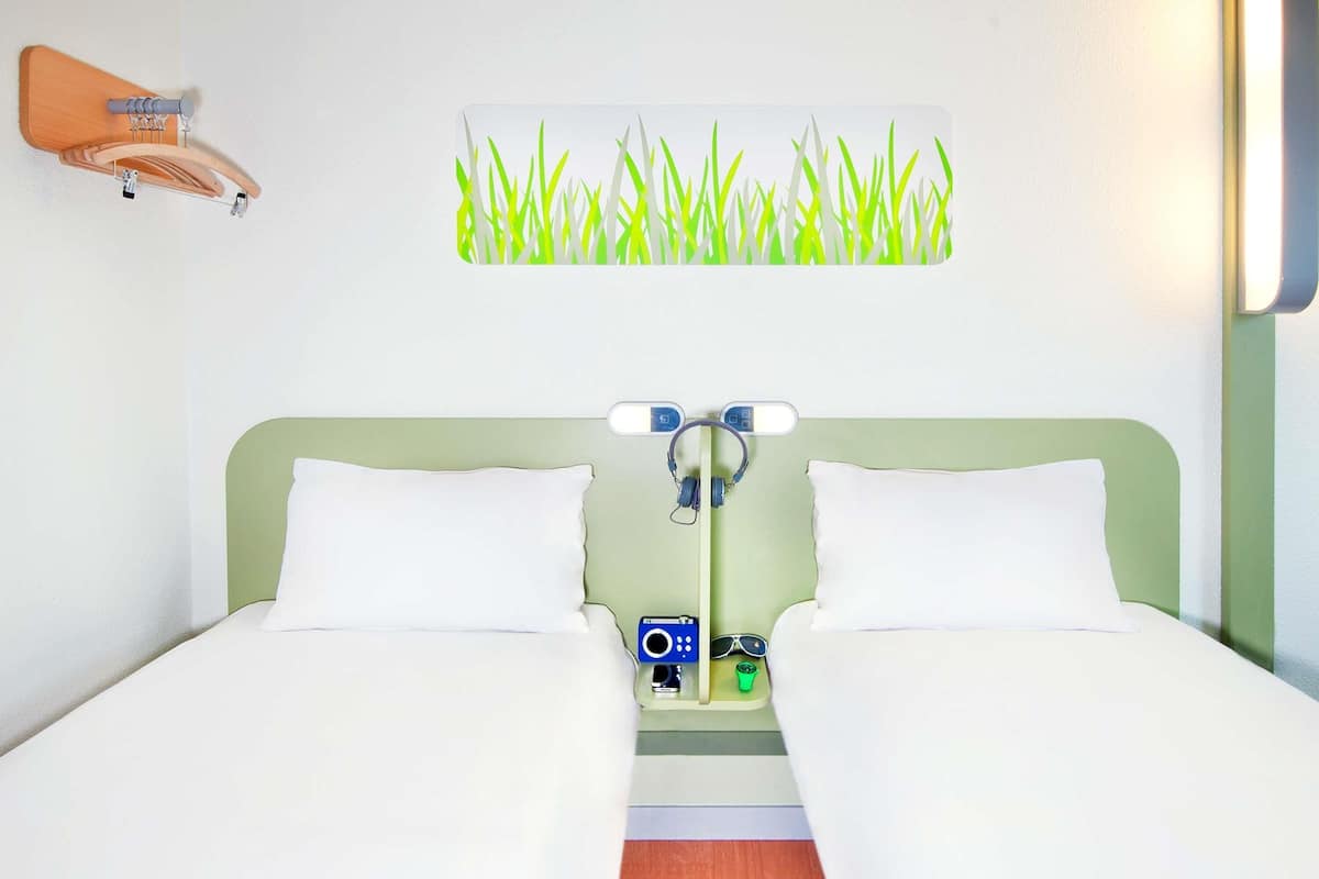 Kahden hengen huone (kaksi sänkyä), 2 yhden hengen sänkyä | Työpöytä, silitysrauta/-lauta, ilmainen Wi-Fi, vuodevaatteet