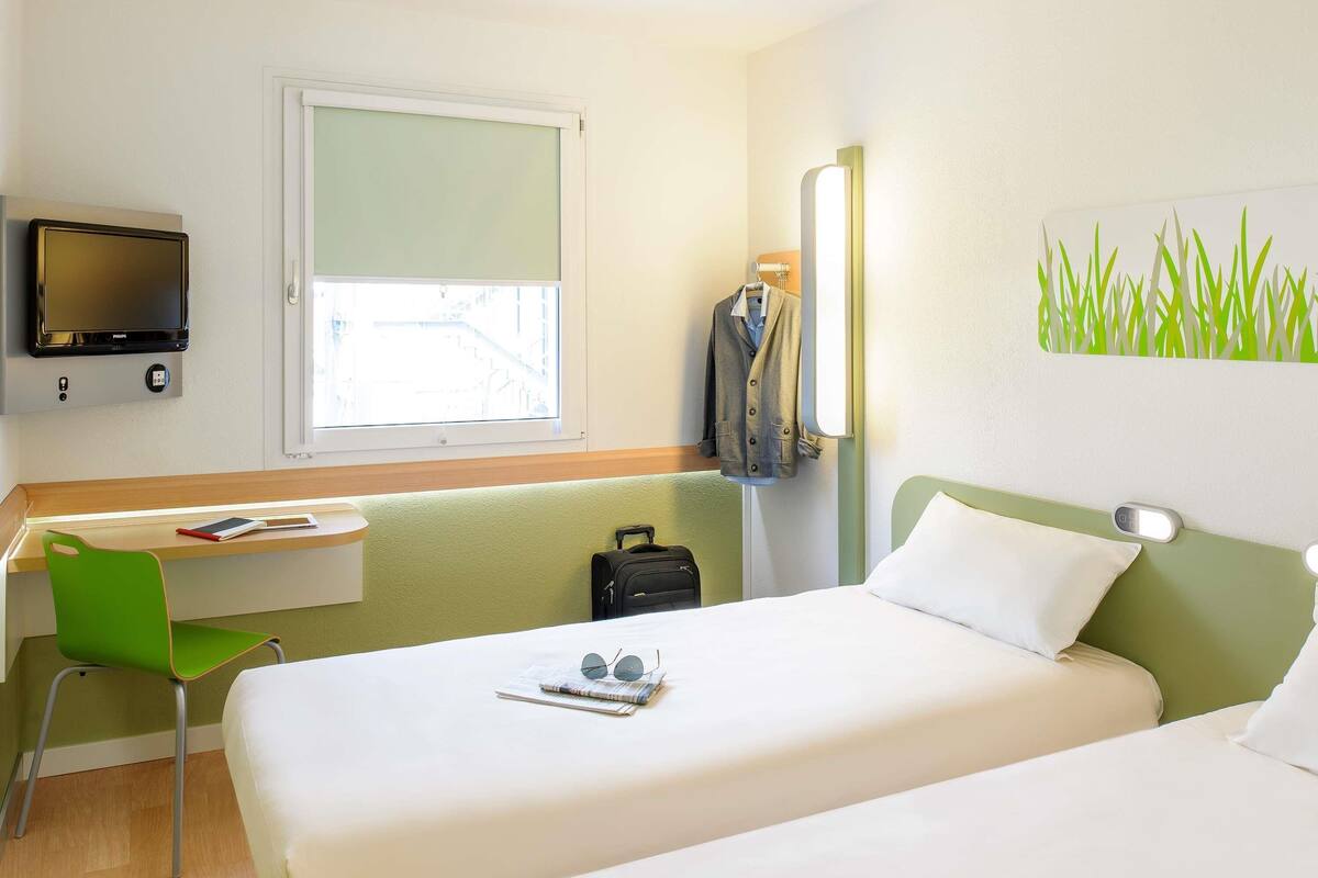 Quarto duplo, 2 camas de solteiro | 1 quarto, escrivaninha, ferros/tƔbuas de passar roupa, Wi-Fi de cortesia