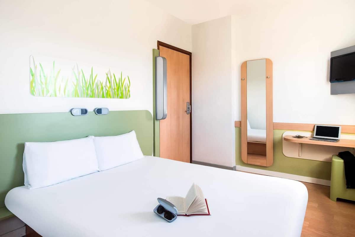 Double Room, 1 Double Bed | Desk, iron/ironing board (on request), WiFi (free), bed sheets