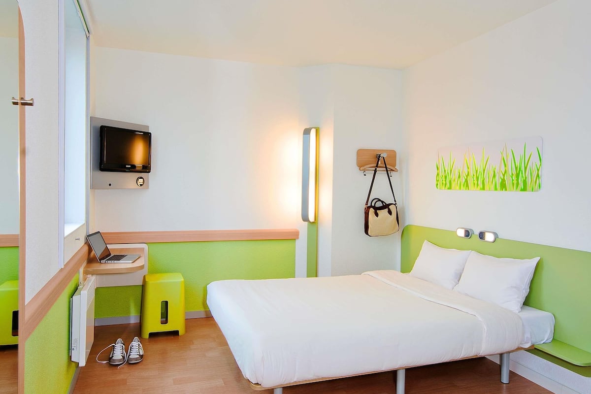Quarto casal, 1 cama de casal | 1 quarto, escrivaninha, ferros/tƔbuas de passar roupa, Wi-Fi de cortesia