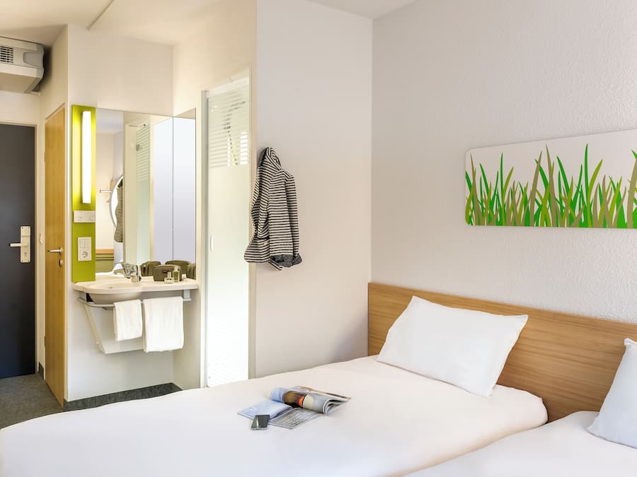 Habitación estándar, 2 camas individuales | Escritorio, tabla de planchar con plancha, cunas gratuitas y wifi gratis