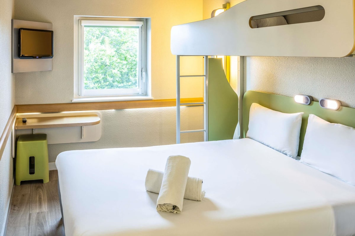 Standaard tweepersoonskamer | Een bureau, een strijkplank/strijkijzer, gratis babybedden, gratis wifi