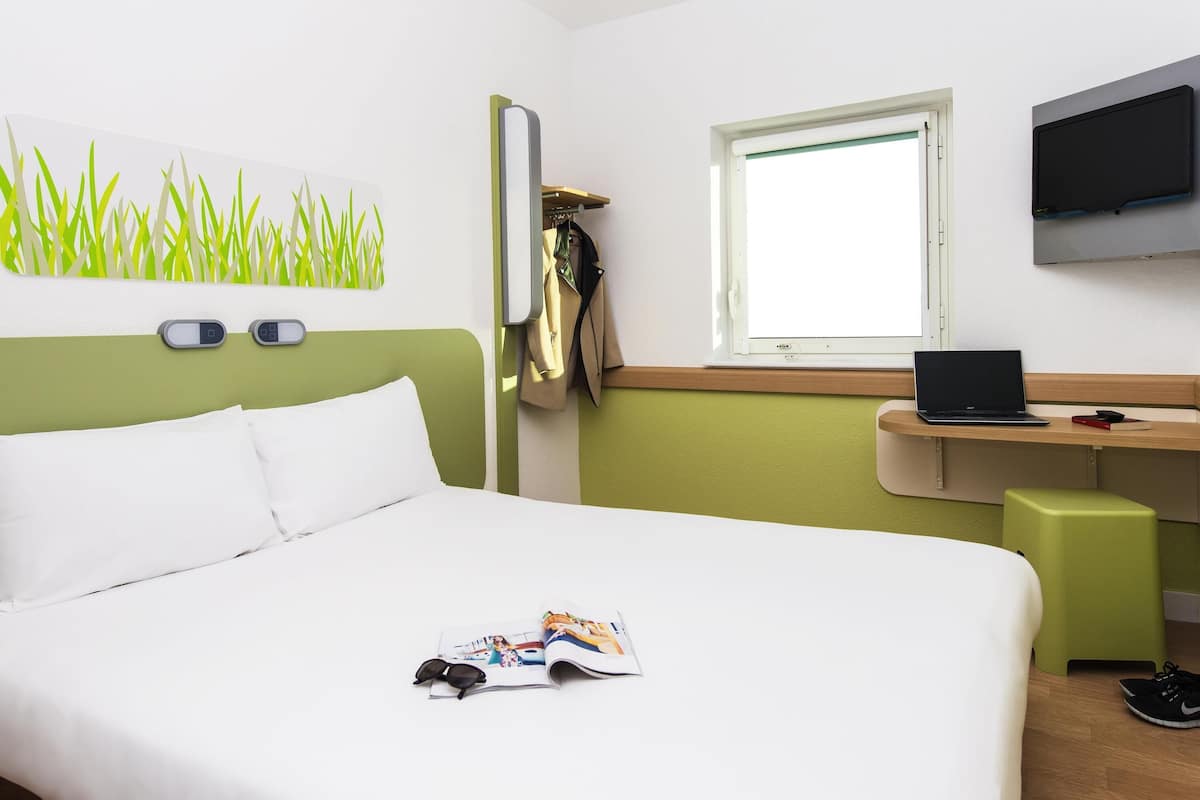 Classic Room, 1 Double Bed | Desk, iron/ironing board, free cribs/infant beds, free WiFi