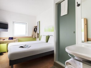 Una scrivania, ferro/asse da stiro, culle/letti per bambini (gratuiti)