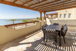 Familievilla, 2 soverom, balkong, havutsikt | Terrasse/patio